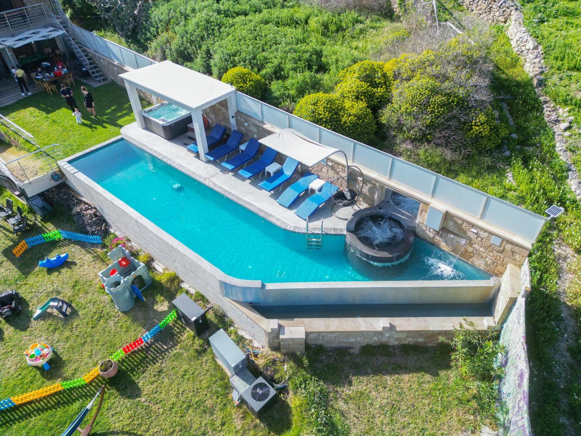 Heated Private Ozone Salt Pool, Jacuzzi, Cinema Inside & Outside, Ping Pong, Billiard, Ps5, Playground, Giant Chess, Giant Monopoly, Table Football, 3X Surround Sound - Villa Rokka Luxe Kíssamos Exterior foto