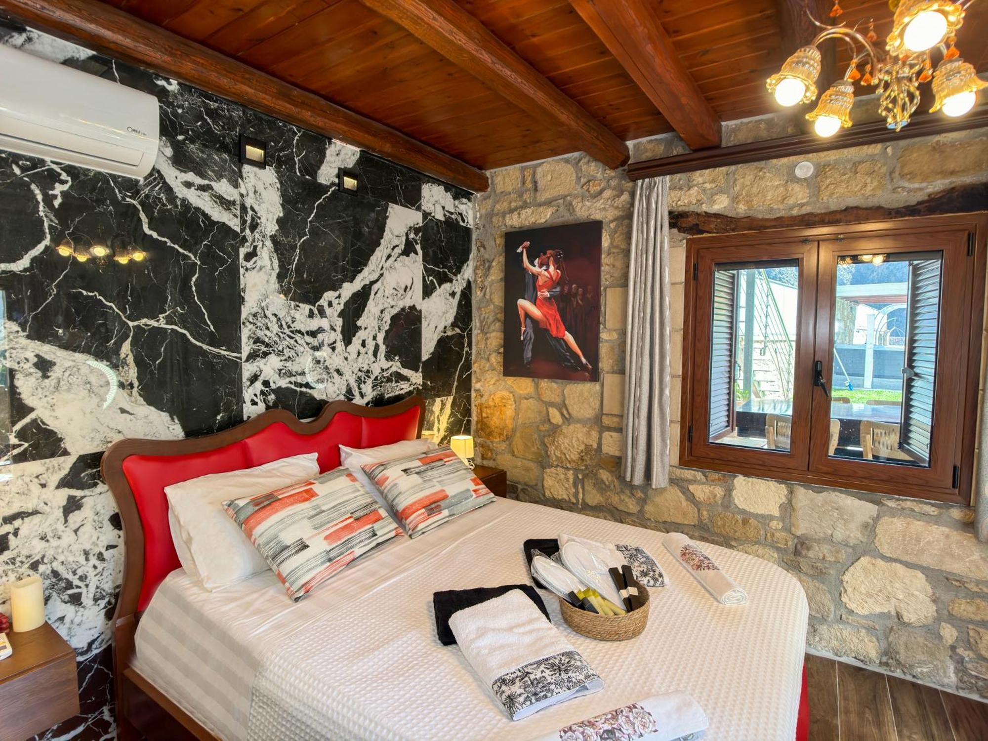 Heated Private Ozone Salt Pool, Jacuzzi, Cinema Inside & Outside, Ping Pong, Billiard, Ps5, Playground, Giant Chess, Giant Monopoly, Table Football, 3X Surround Sound - Villa Rokka Luxe Kíssamos Exterior foto
