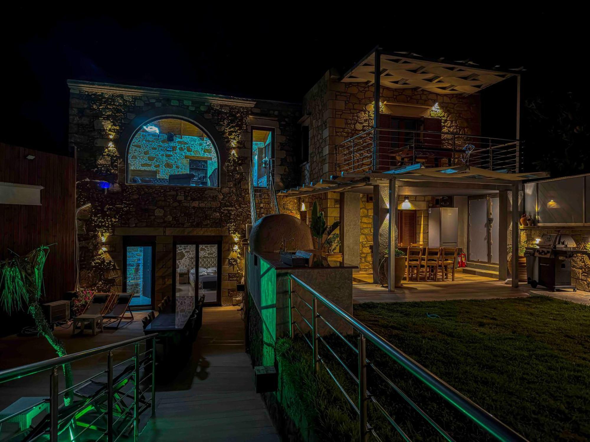 Heated Private Ozone Salt Pool, Jacuzzi, Cinema Inside & Outside, Ping Pong, Billiard, Ps5, Playground, Giant Chess, Giant Monopoly, Table Football, 3X Surround Sound - Villa Rokka Luxe Kíssamos Exterior foto