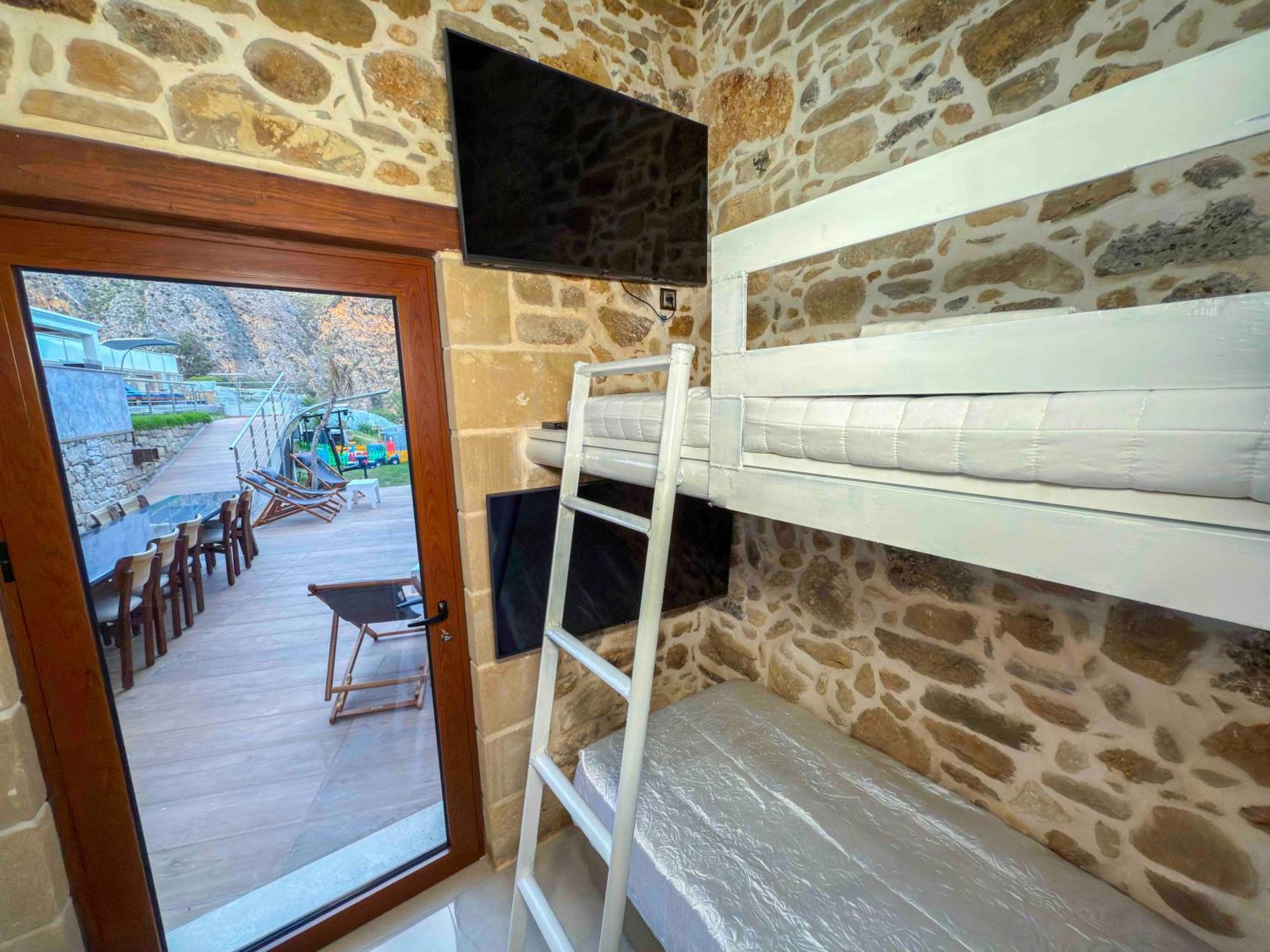 Heated Private Ozone Salt Pool, Jacuzzi, Cinema Inside & Outside, Ping Pong, Billiard, Ps5, Playground, Giant Chess, Giant Monopoly, Table Football, 3X Surround Sound - Villa Rokka Luxe Kíssamos Exterior foto