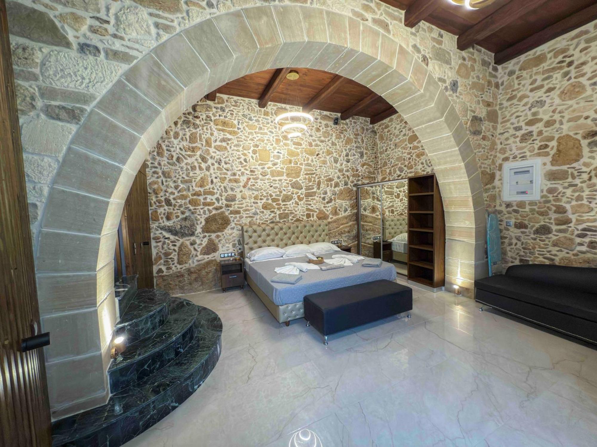 Heated Private Ozone Salt Pool, Jacuzzi, Cinema Inside & Outside, Ping Pong, Billiard, Ps5, Playground, Giant Chess, Giant Monopoly, Table Football, 3X Surround Sound - Villa Rokka Luxe Kíssamos Exterior foto