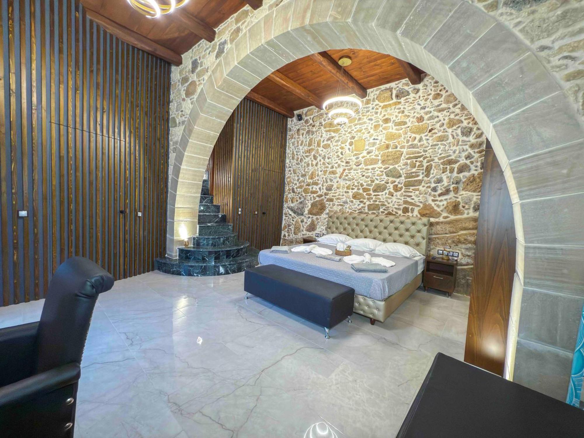 Heated Private Ozone Salt Pool, Jacuzzi, Cinema Inside & Outside, Ping Pong, Billiard, Ps5, Playground, Giant Chess, Giant Monopoly, Table Football, 3X Surround Sound - Villa Rokka Luxe Kíssamos Exterior foto