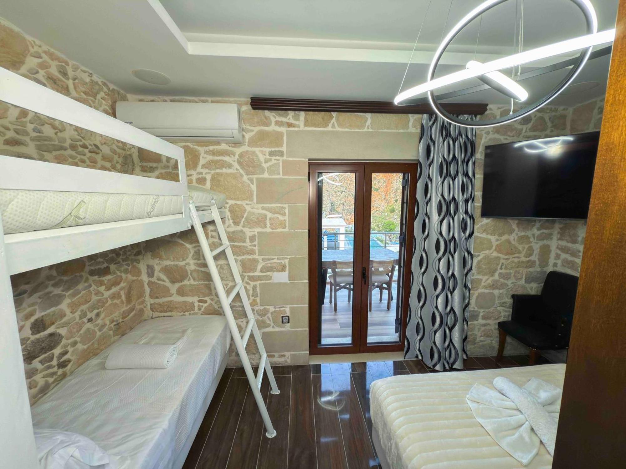 Heated Private Ozone Salt Pool, Jacuzzi, Cinema Inside & Outside, Ping Pong, Billiard, Ps5, Playground, Giant Chess, Giant Monopoly, Table Football, 3X Surround Sound - Villa Rokka Luxe Kíssamos Exterior foto