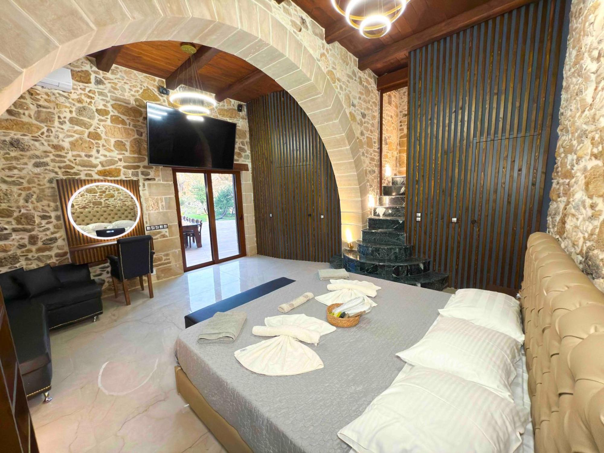 Heated Private Ozone Salt Pool, Jacuzzi, Cinema Inside & Outside, Ping Pong, Billiard, Ps5, Playground, Giant Chess, Giant Monopoly, Table Football, 3X Surround Sound - Villa Rokka Luxe Kíssamos Exterior foto
